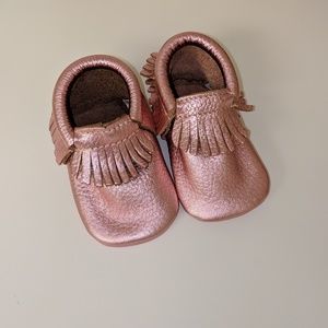 Metallic pink leather baby moccasins